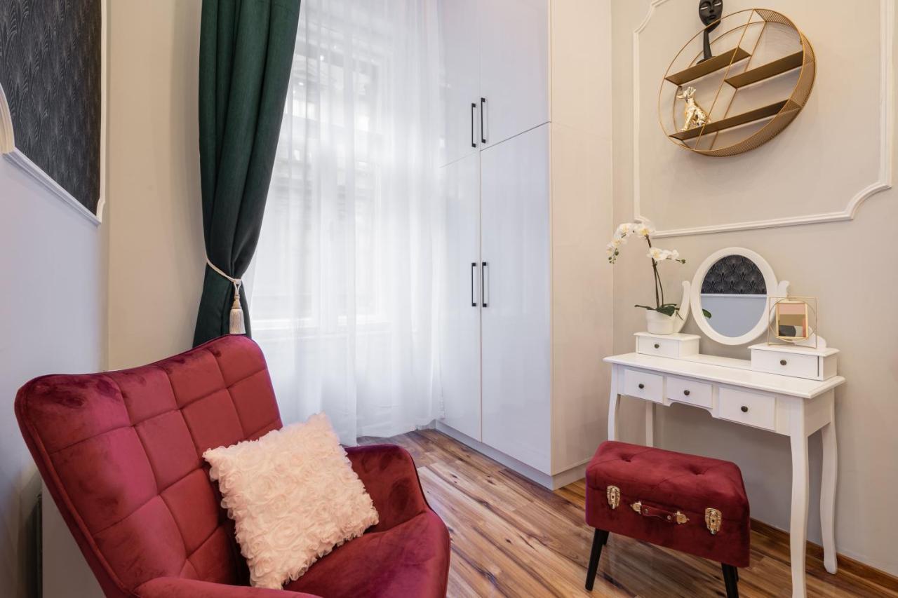 Premium Art Deco At Broadway // 4bdr & 3br Apartment Budapest
