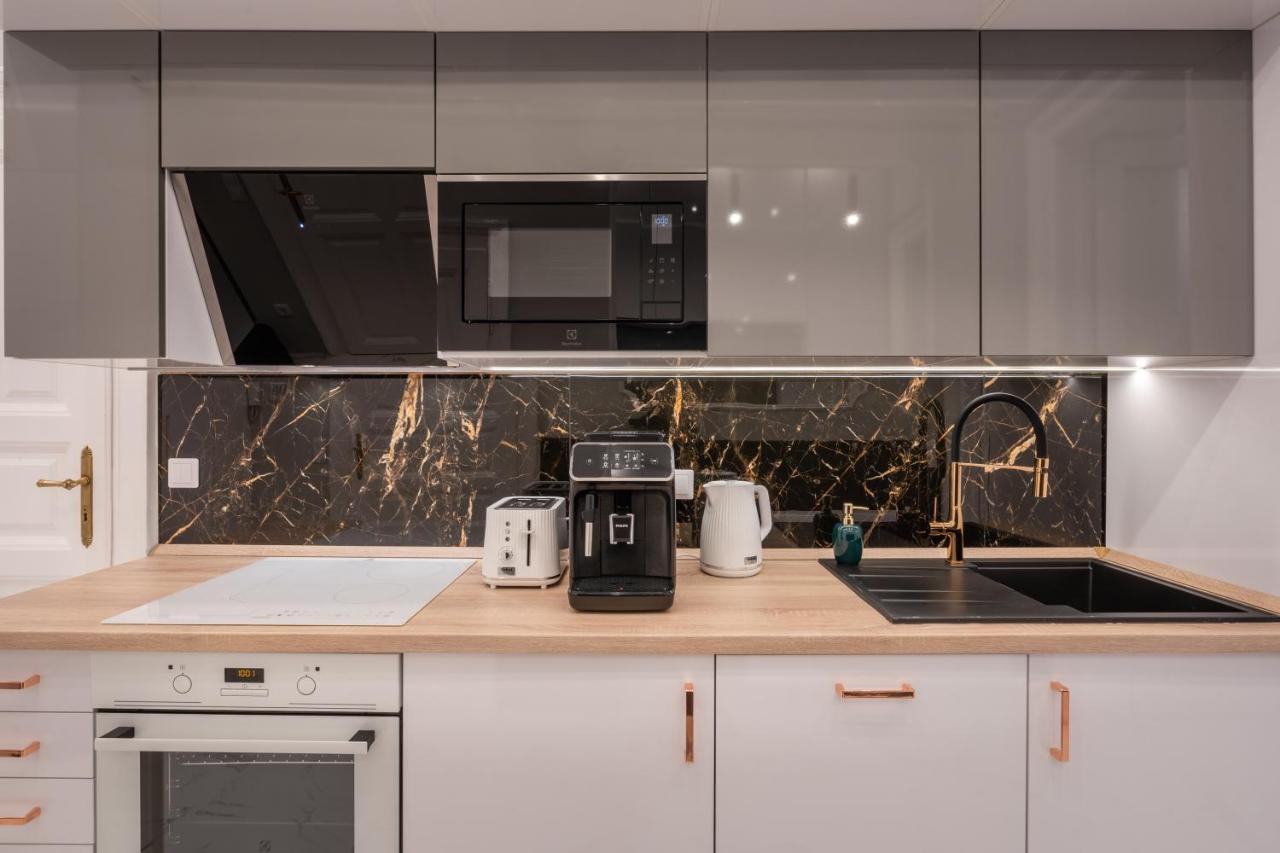 Premium Art Deco At Broadway // 4bdr & 3br Apartman Budapest