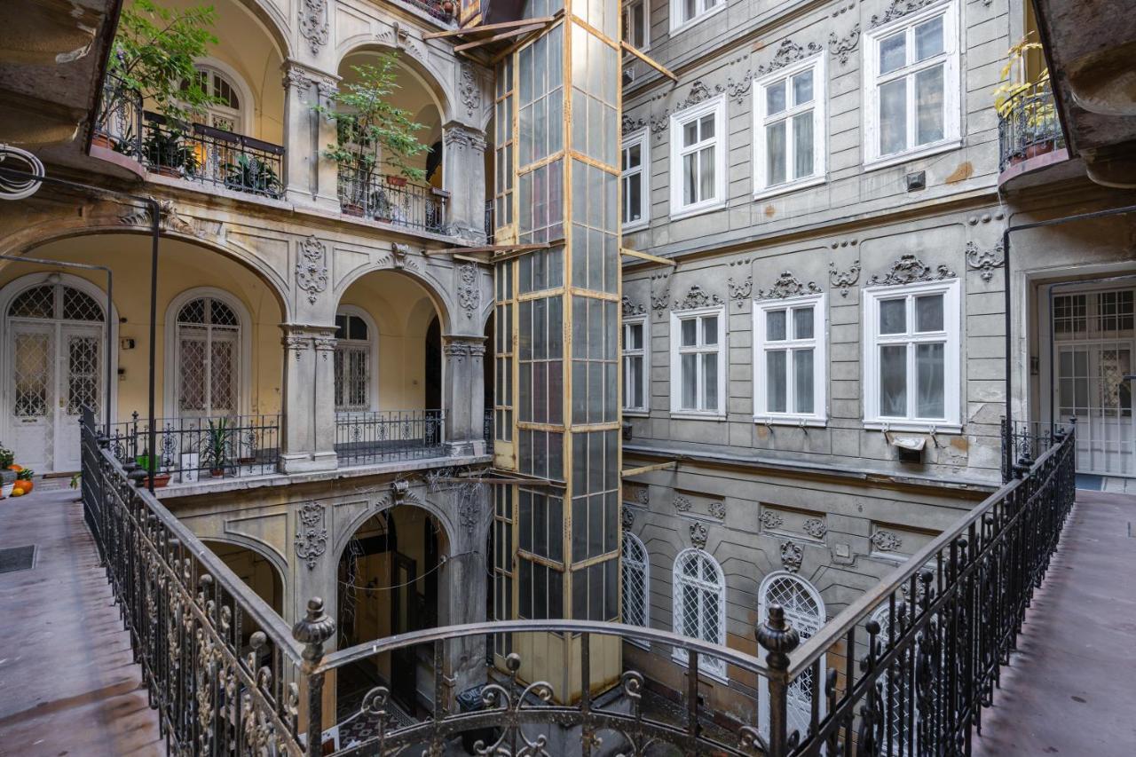 Premium Art Deco At Broadway // 4bdr & 3br Apartman